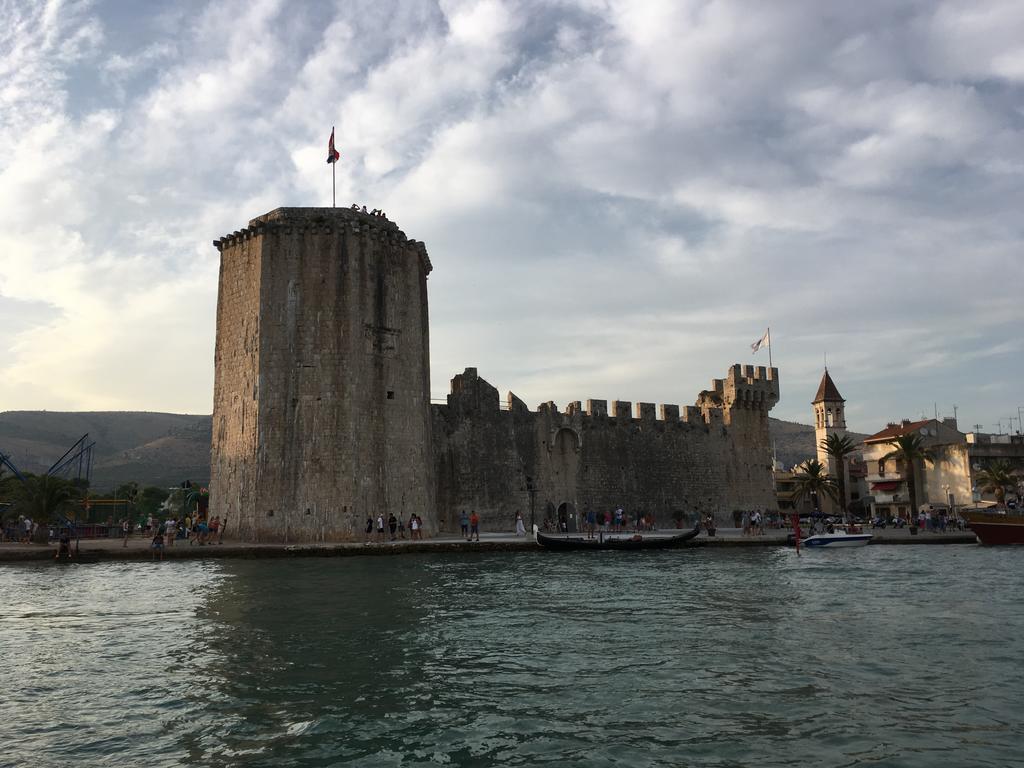 Apartments Lea Trogir Bagian luar foto