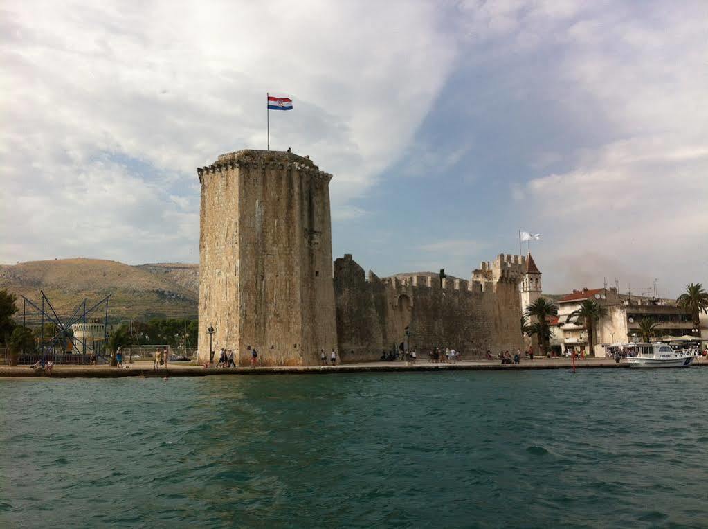 Apartments Lea Trogir Bagian luar foto